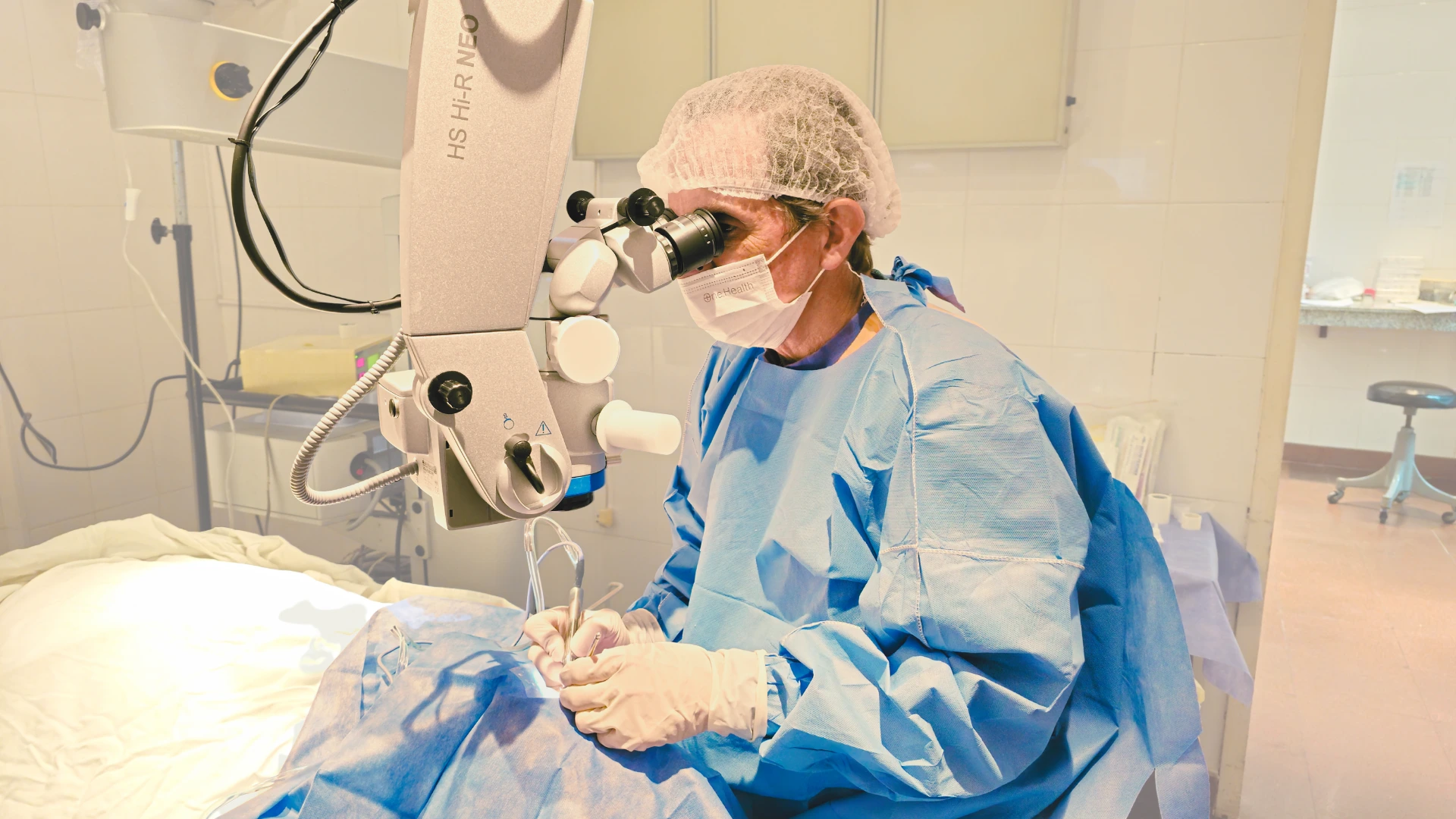 Dr. Andersson realizando cirugía